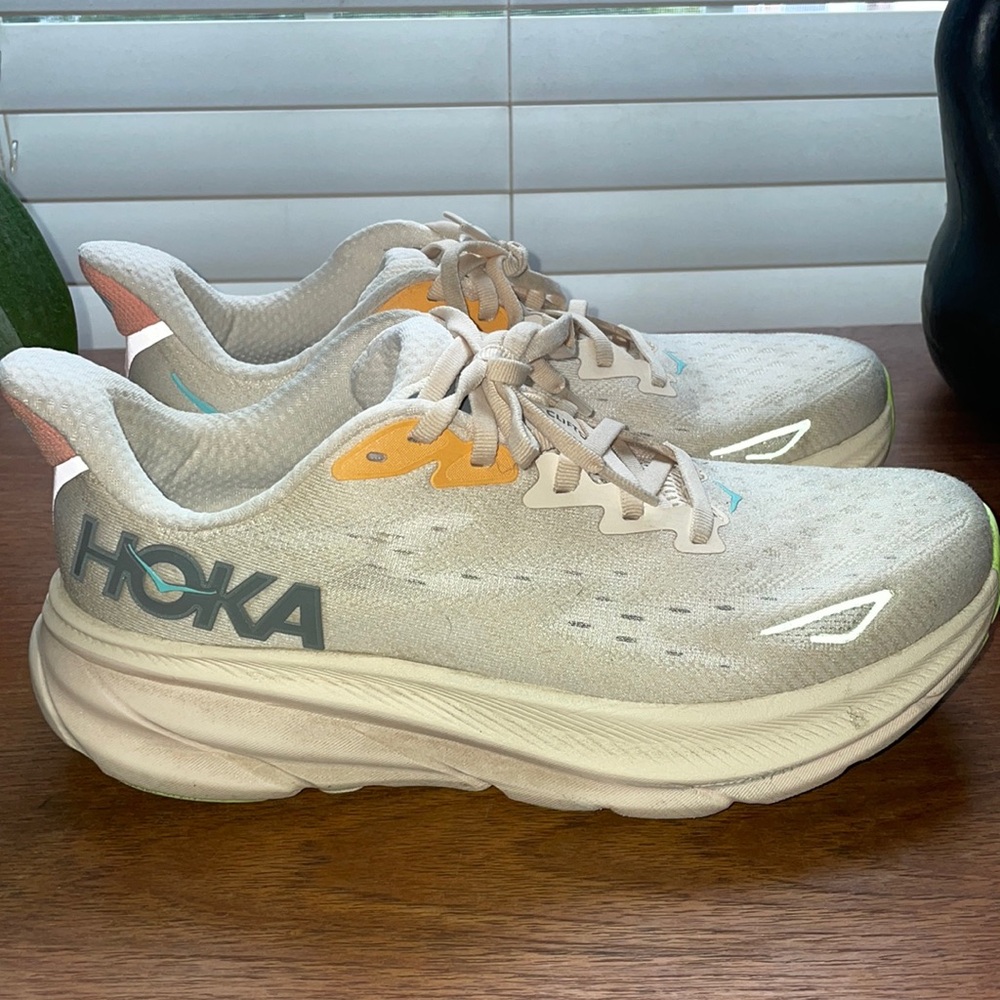 Hoka Clifton 9 in Vanilla / Astral Women’s size 9